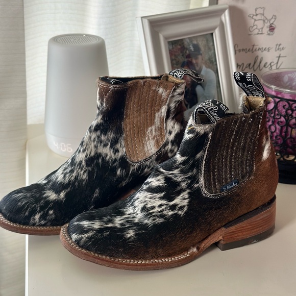 Cowhide boots size 6 - Picture 3 of 4